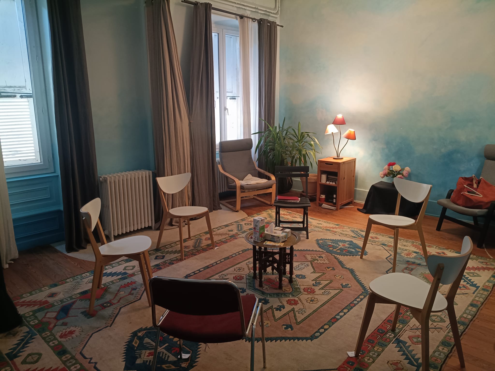 Salle de médiation accueillante aux tons chaleureux